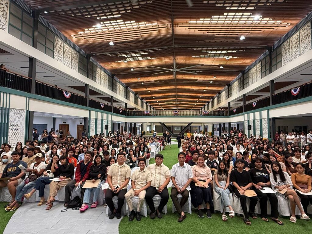 MAHIGIT 1,200 MAG-AARAL TUMANGGAP NG SCHOLARSHIP ASSISTANCE MULA SA PAMAHALAANG BAYAN NG CONCEPCION