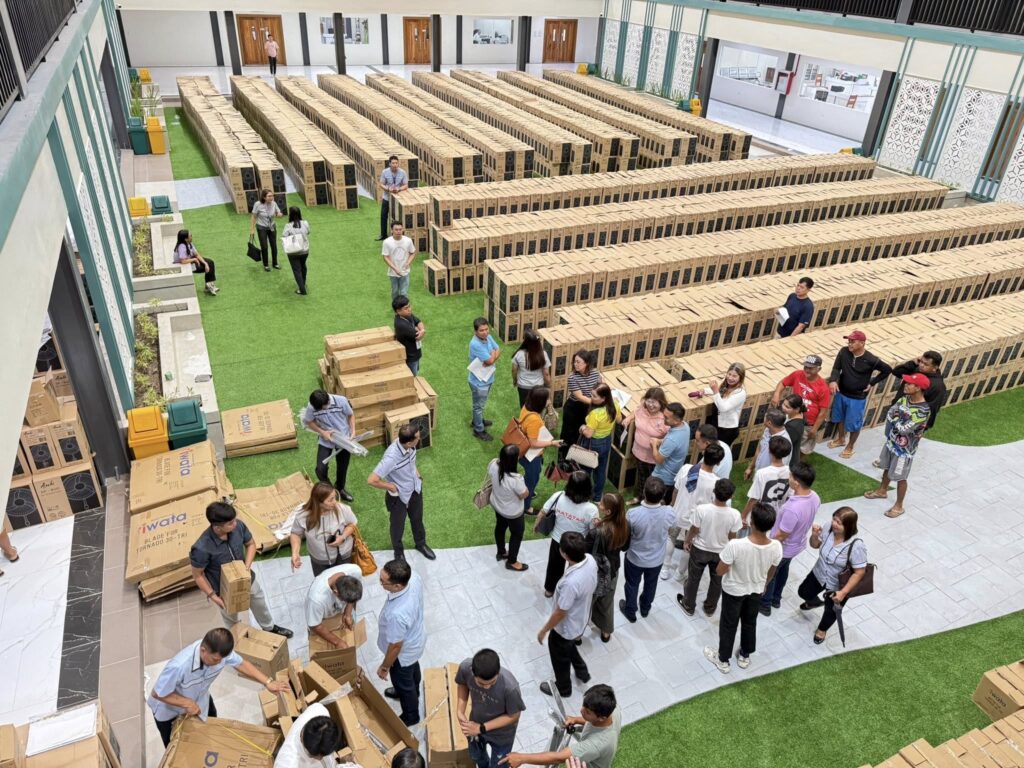 LGU CONCEPCION, NAGSAWA NA NG PAMAMAHAGI NG MGA HANDOG NA ELECTRIC FANS SA MGA PAMPUBLIKONG PAARALAN